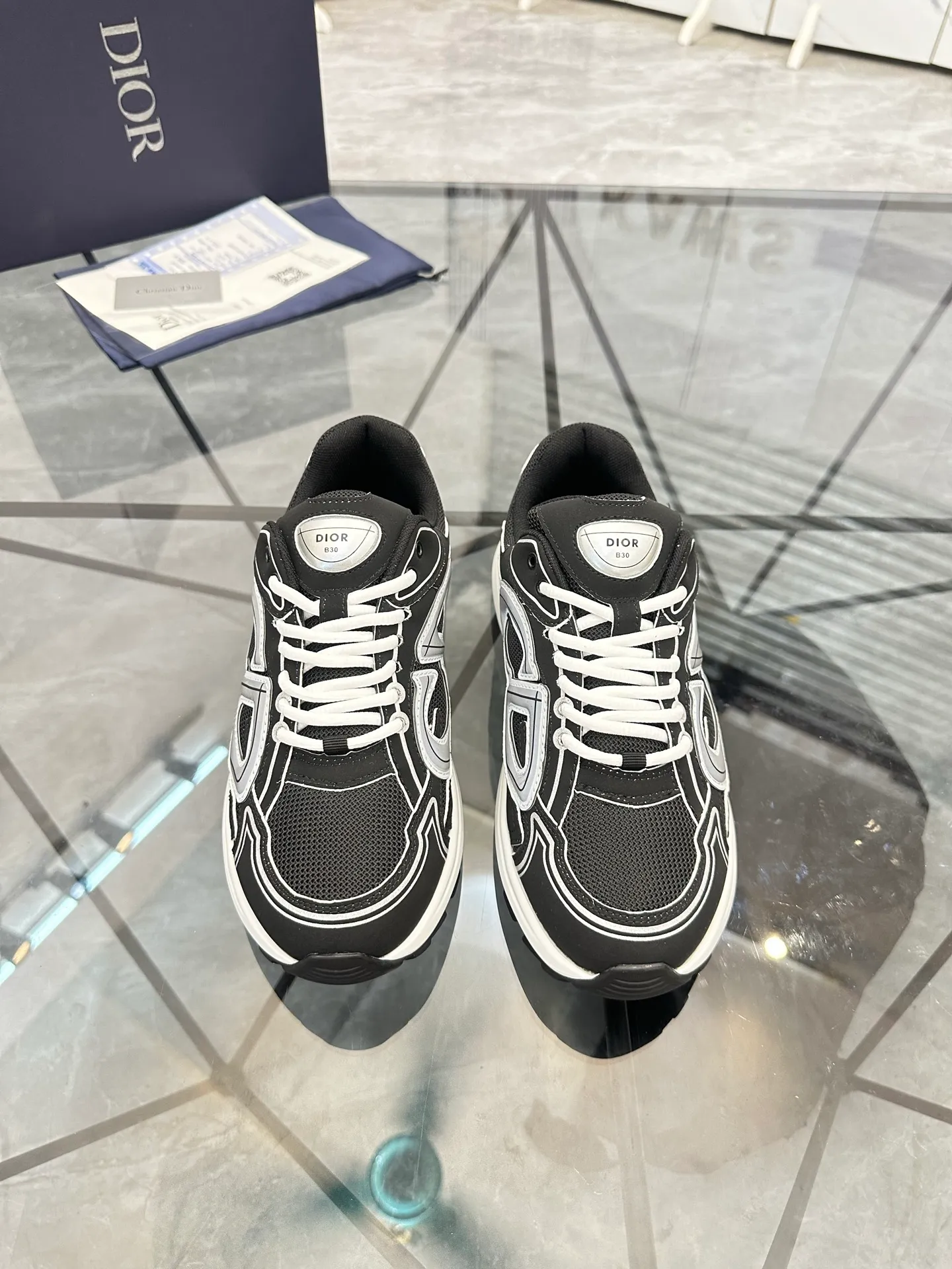 Men's shoes: 💰P400¥ Available in Guangzhou Product trademark: Dior* "Dior*" low-top casual shoes Regular size: 35-46 (can be customized to 47) Couple style Product materials: Upper imported cowhide stitched with original fabric, breathable lining, ultra-light foam original outsole. No.: 007